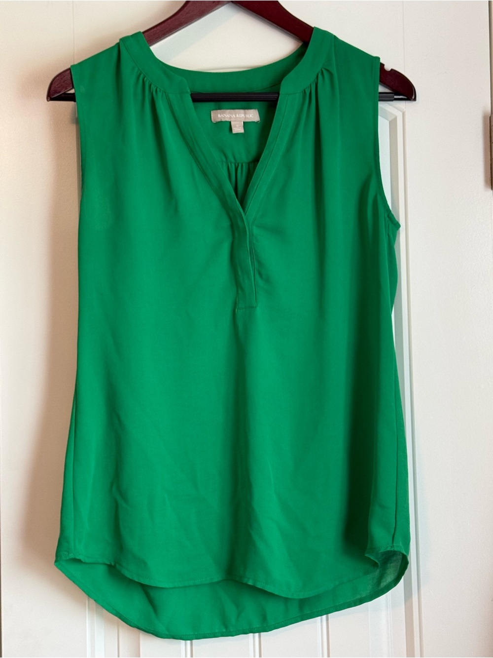 Banana Republic Sleeveless V-Neck Top in Green- Size S